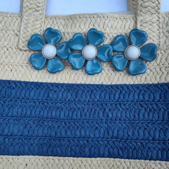 NWOT BTB Los Angeles Bahama Mama Raffia Blue & Beige Tote W/Flower Trio Detail - Picture 2 of 6